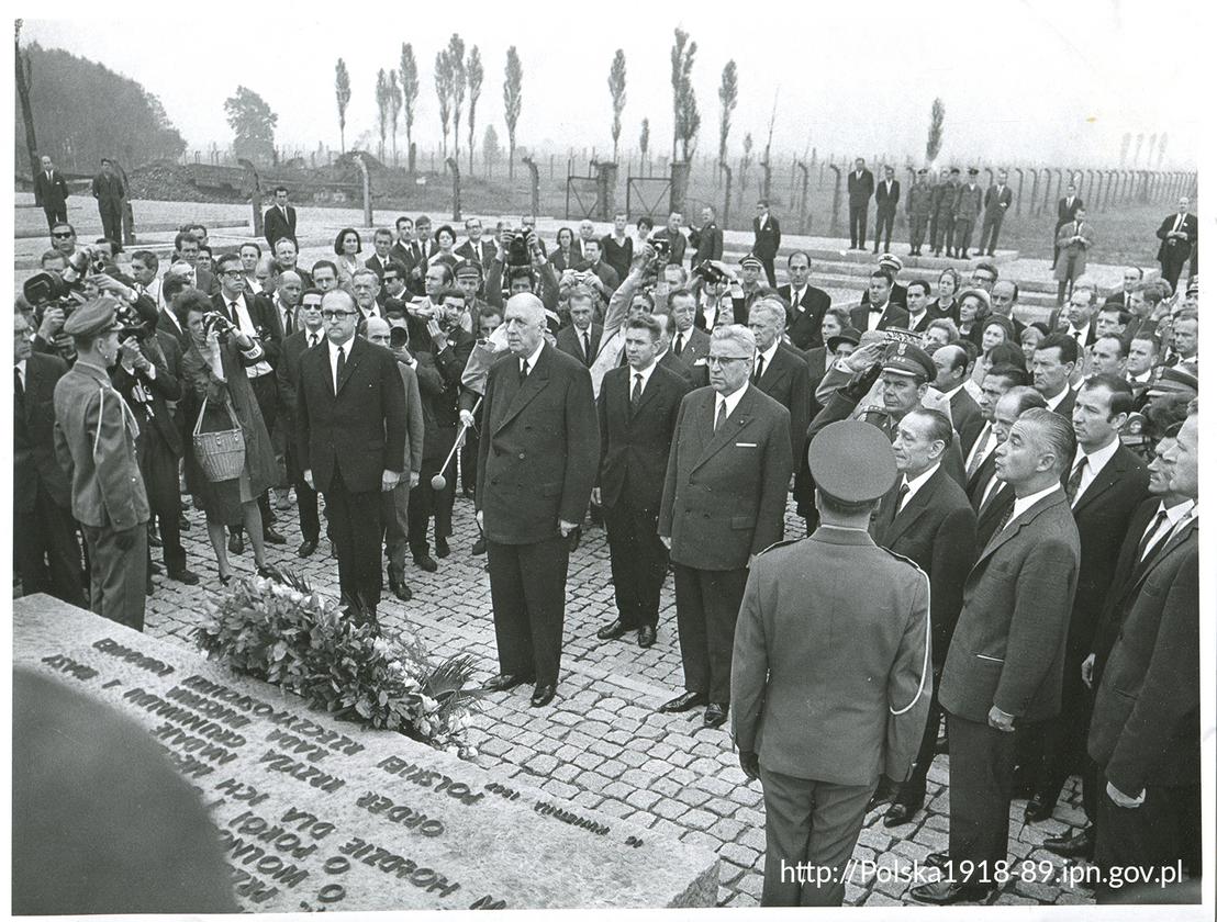 9 września 1967 r., Prezydent Francji przed pomnikiem na terenie obozu koncentracyjnego Auschwitz-Birkenau