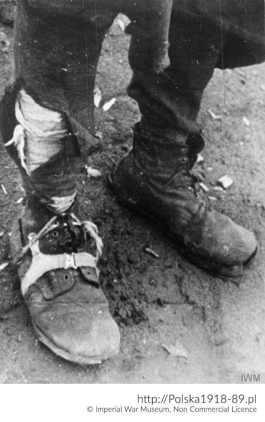 Buty polskiego deportowanego, po jego przybyciu do obozu rekutacyjnego Armii Polskiej