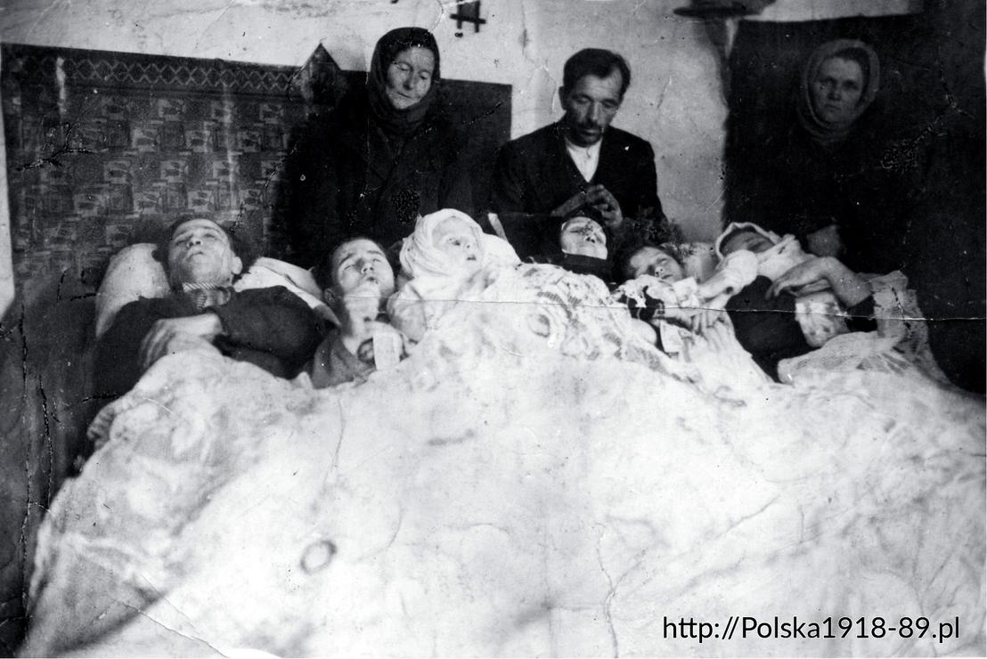 Ciała rodziny Karpiaków, zamordowanych przez UPA 14.12.1943 r. we wsi Latacz