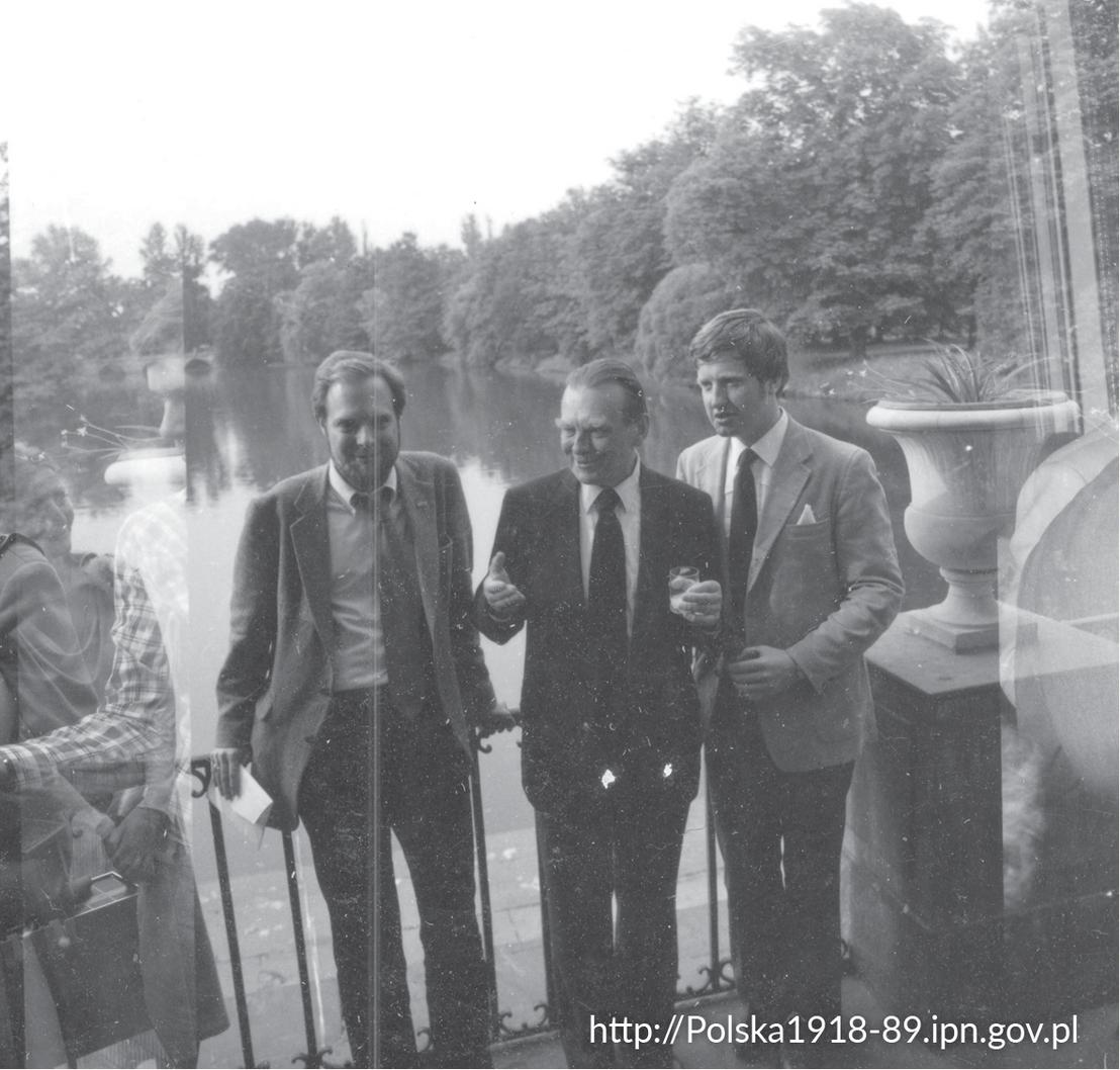 Czesław Miłosz (w środku) z synami Antonim (L) i Piotrem (P) przed Pałacem na Wyspie w Łazienkach Królewskich