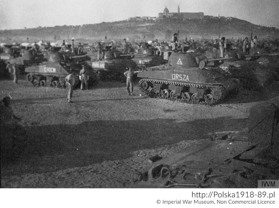Defilada 2. Warszawskiej Dywizji Pancernej w Loreto, 15 sierpnia 1945 r.