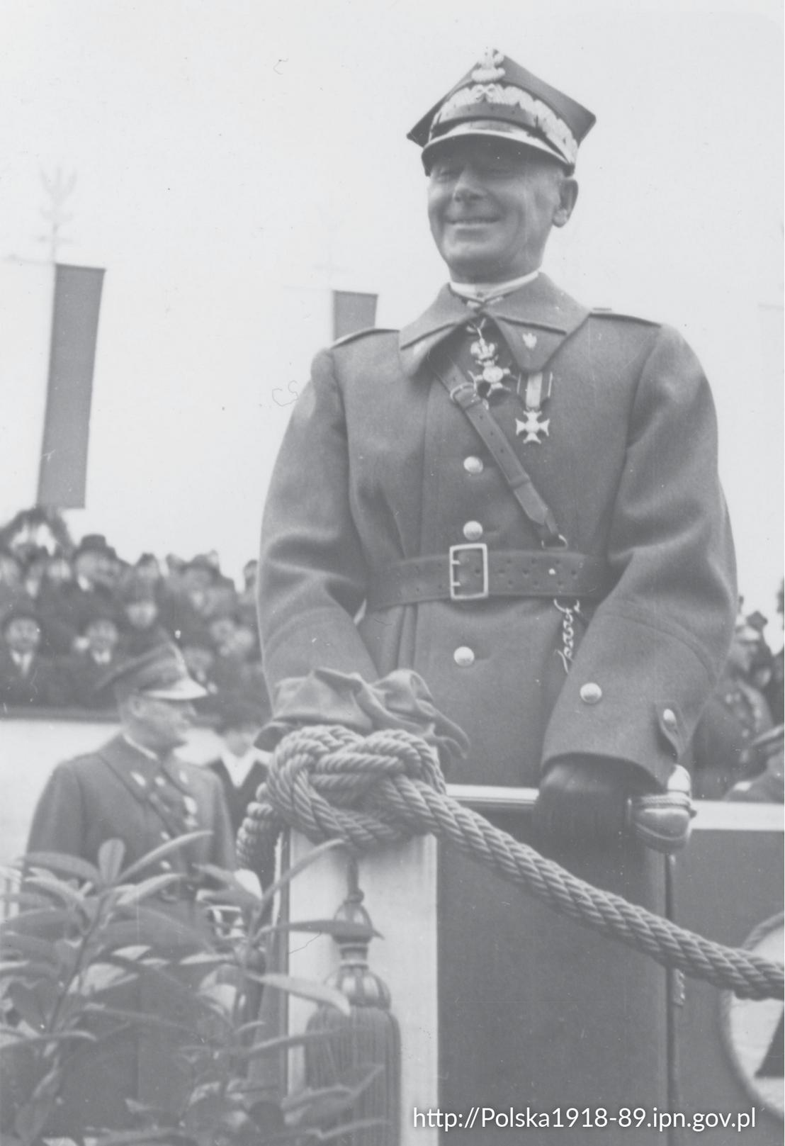 Defilada z okazji Święta Niepodległości z udziałem marszałka Rydza-Śmigłego na Krakowskim Przedmieściu w Warszawie 11 listopada 1936 roku