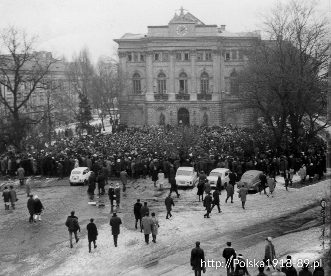 Demonstracja przed Biblioteką Uniwersytetu Warszawskiego 8 marca 1968 r.