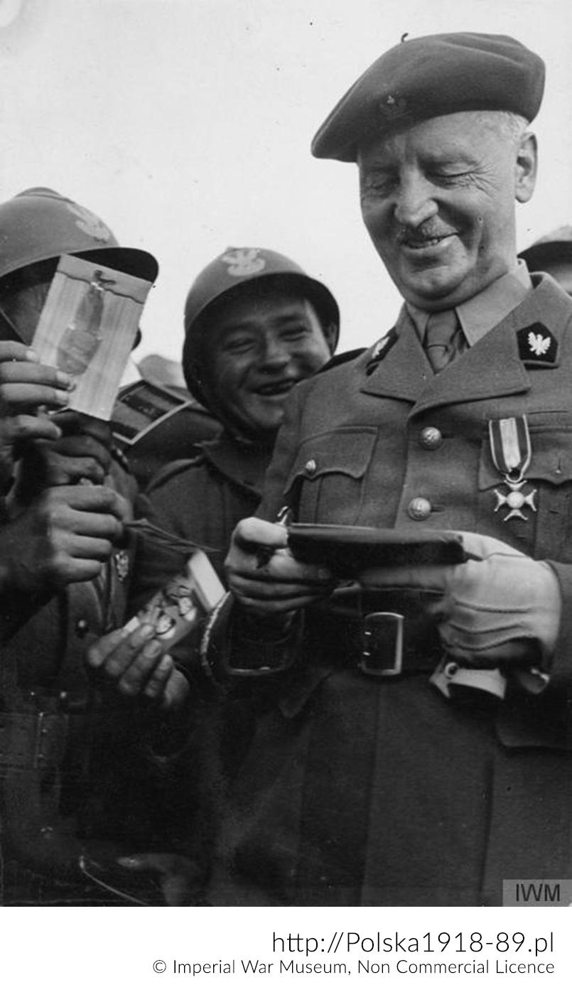 Gen. Sikorski podpisuje fotografie dla żołnierzy 2. Batalionu Samodzielnej Brygady Strzelców Podhalańskich przed jej wyjazdem na front norweski. Saint-Renan, 21 kwietnia 1940 r.