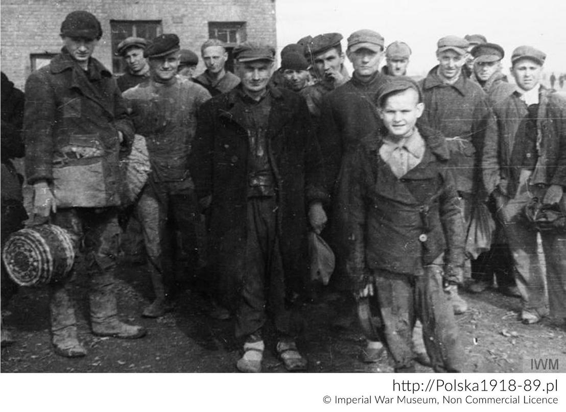 Grupa zwolnionych z łagrów polskich deportowanych w oczekiwaniu na rekrutację do Armii Polskiej