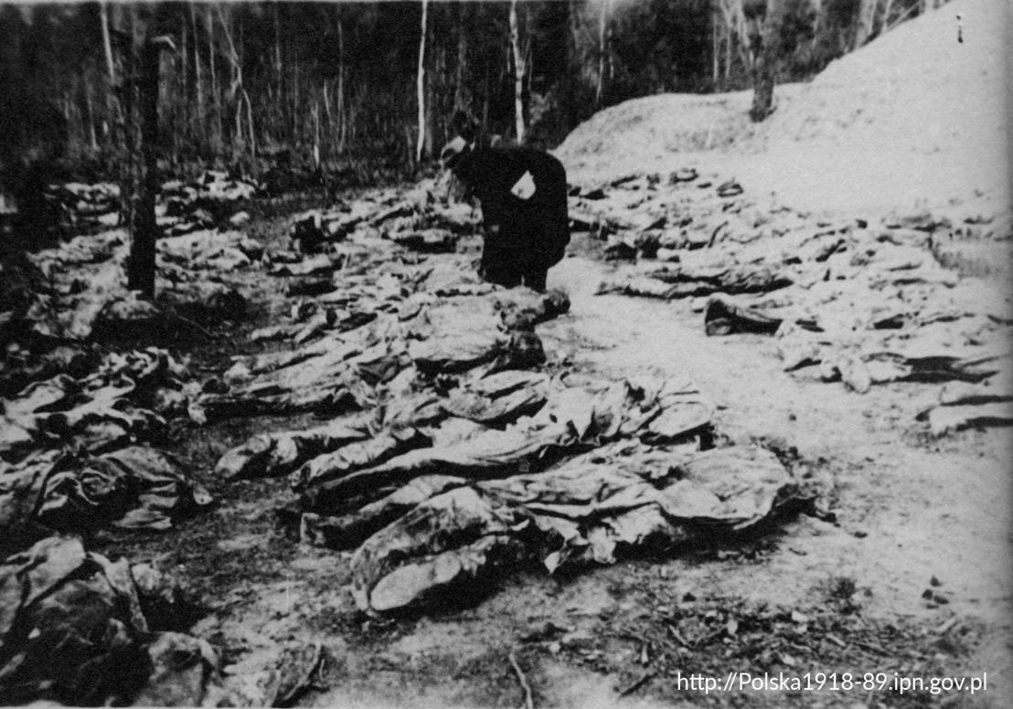 Katyń, 16 kwietnia 1943 r. Kazimierz Skarżyński, sekretarz Zarządu Głównego PCK ogląda zwłoki wydobyte z mogił.