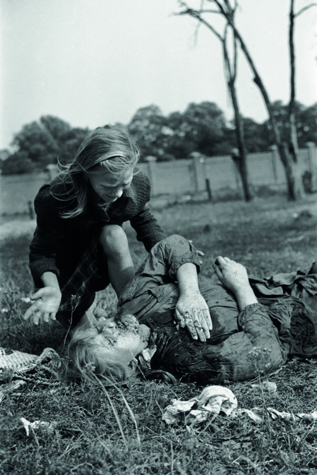 Kazimiera Kostewicz (Mika) przy zwłokach siostry Anny, zabitej podczas niemieckiego nalotu na Warszawę