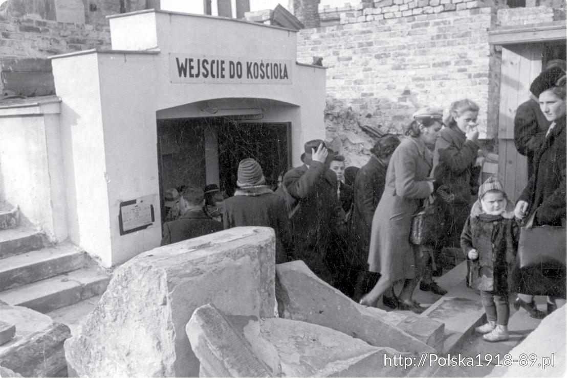 Kościół św. Aleksandra na placu Trzech Krzyży w Warszawie w 1946 roku.