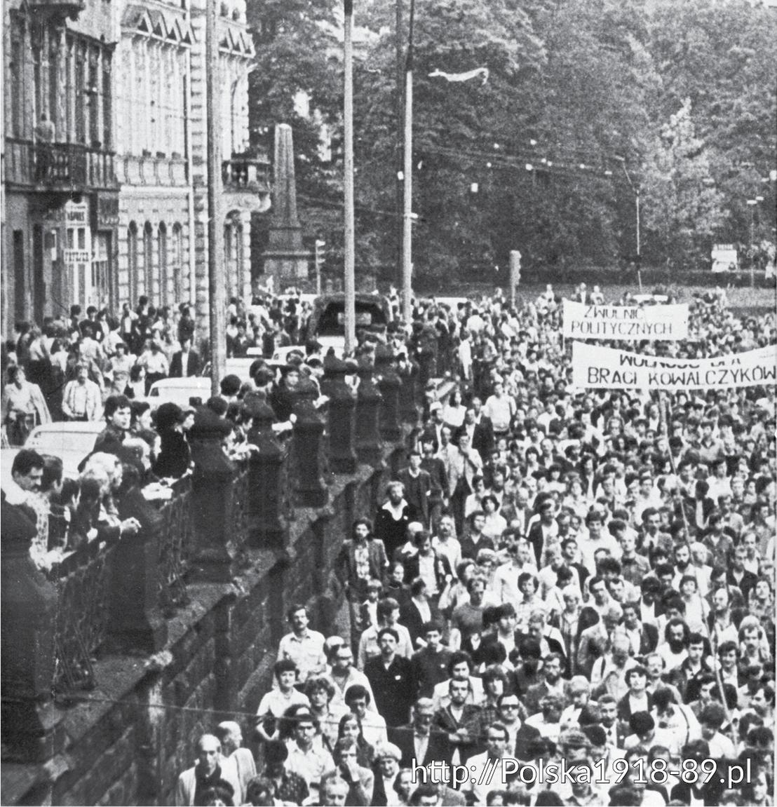 Marsz protestacyjny przeciwko przetrzymywaniu więźniów politycznych zorganizowany 25 maja 1981 r. w Krakowie przez Niezależne Zrzeszenie Studentów oraz NSZZ Solidarność. (2)