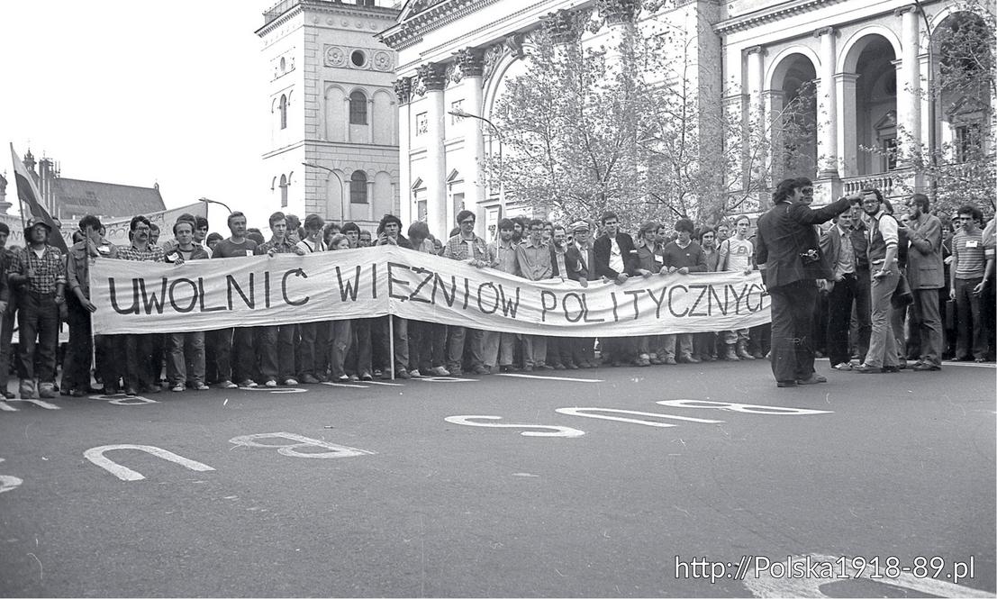 Marsz protestacyjny zorganizowany przez Niezależne Zrzeszenie Studentów w Warszawie 25 maja 1981 r. (4)