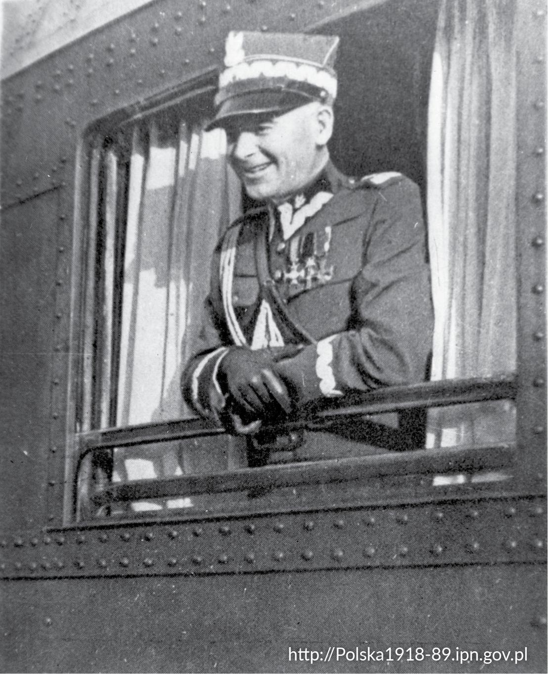 Marszałek Edward Śmigły-Rydz w mundurze, wychylający się przez otwarte okno pociągu