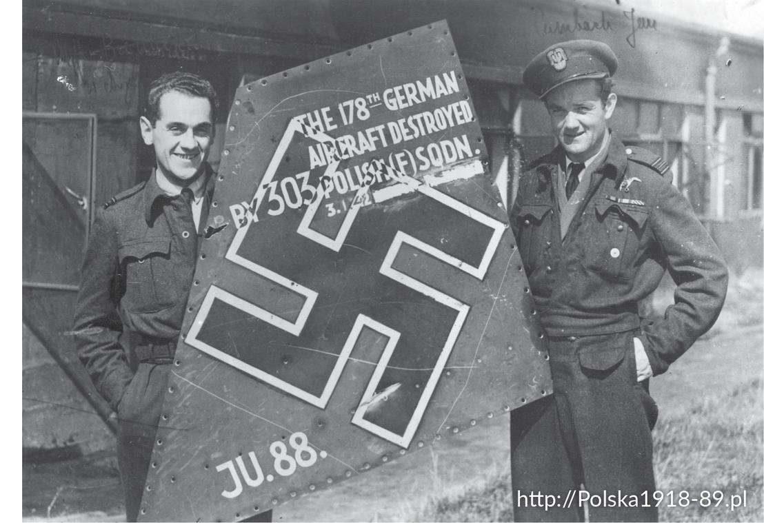 Piloci 303 Dywizjonu Myśliwskiego ze statecznikiem zestrzelonego samolotu niemieckiego