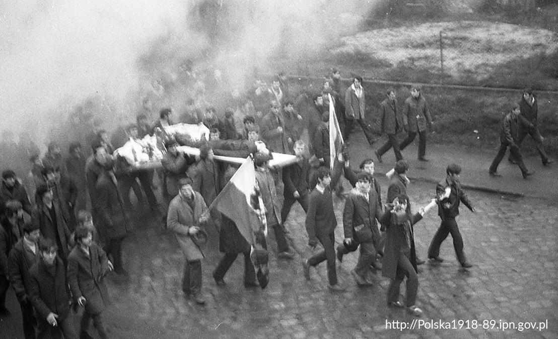 Pochód z ciałem Zbigniewa Godlewskiego (4)