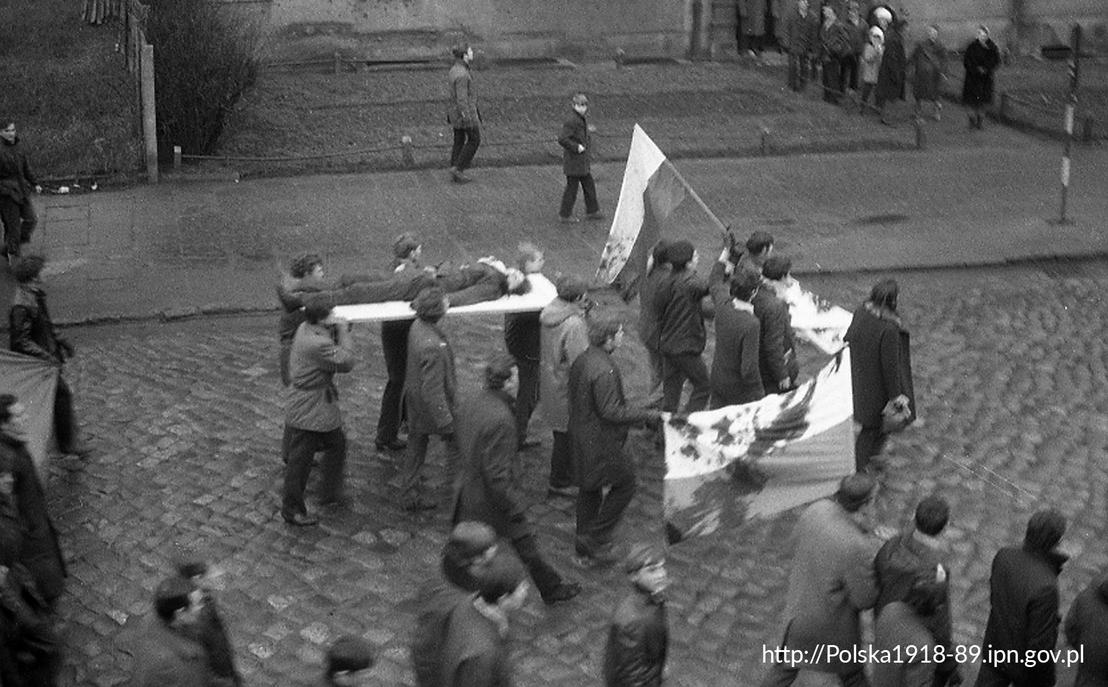 Pochód z ciałem Zbigniewa Godlewskiego (6)