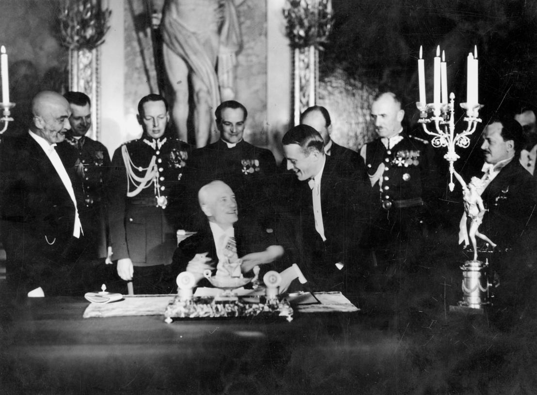 Podpisanie konstytucji kwietniowej przez prezydenta RP Ignacego Mościckiego. Pierwszy z lewej premier i prezes BBWR Walery Sławek