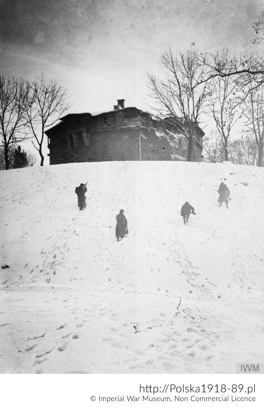 Polskie oddziały atakujące dom na przedmieściach Lwowa, zajęty przez Ukraińców. Zima 1918 r.
