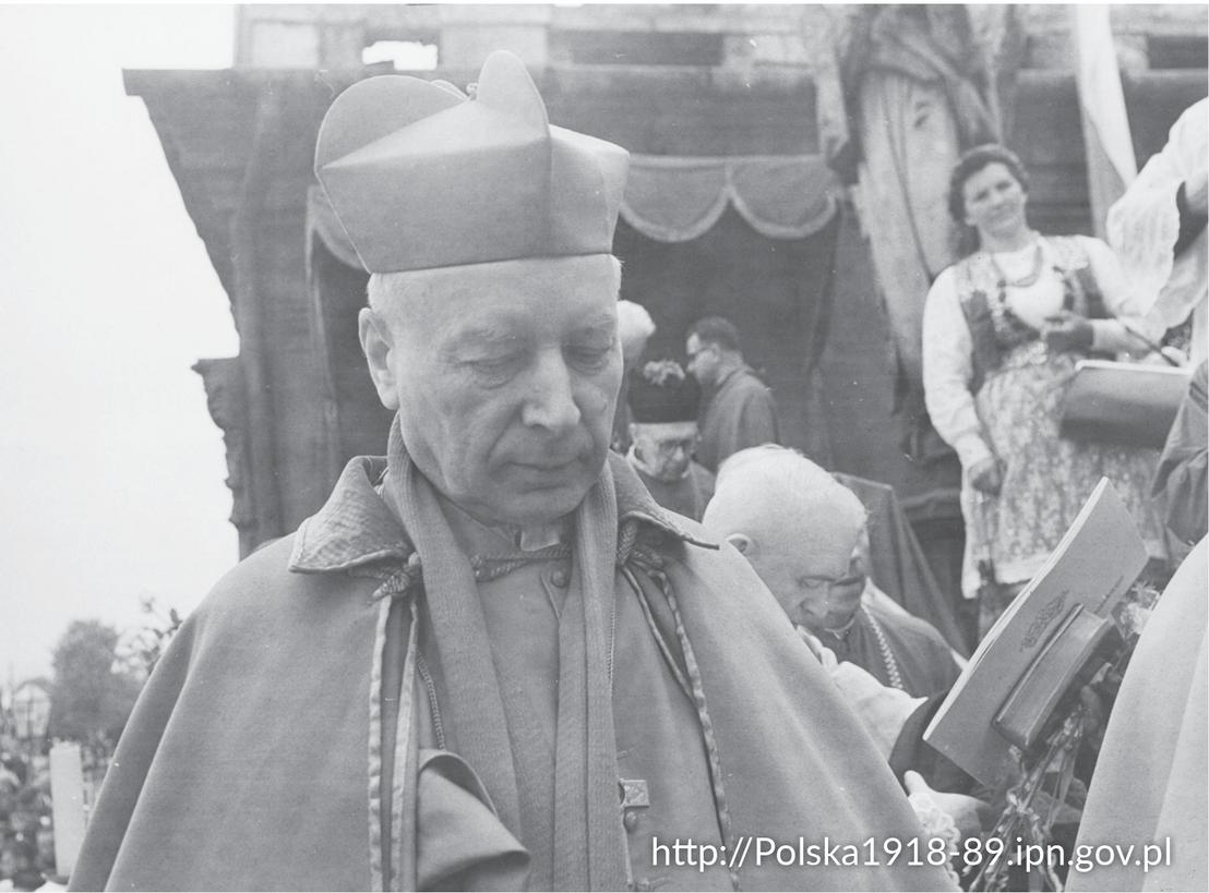 Prymas Stefan Wyszyński na murach klasztoru jasnogórskiego