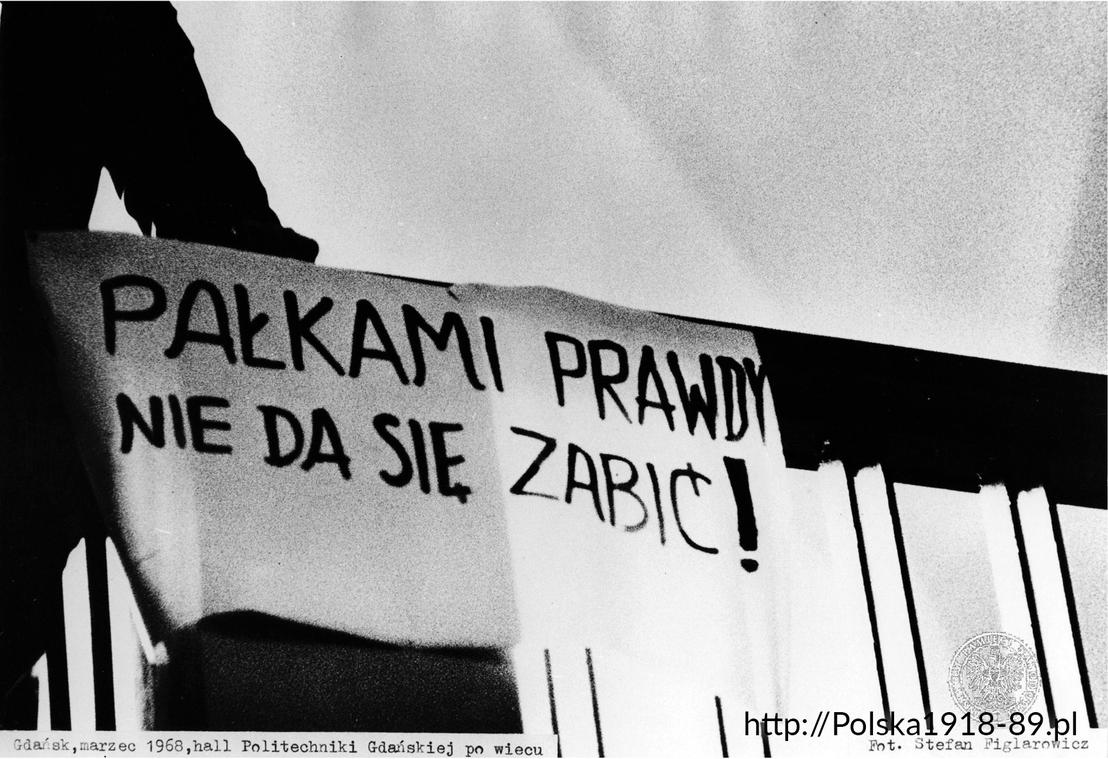 Transparent po wiecu studenckim na Politechnice Gdańskiej.