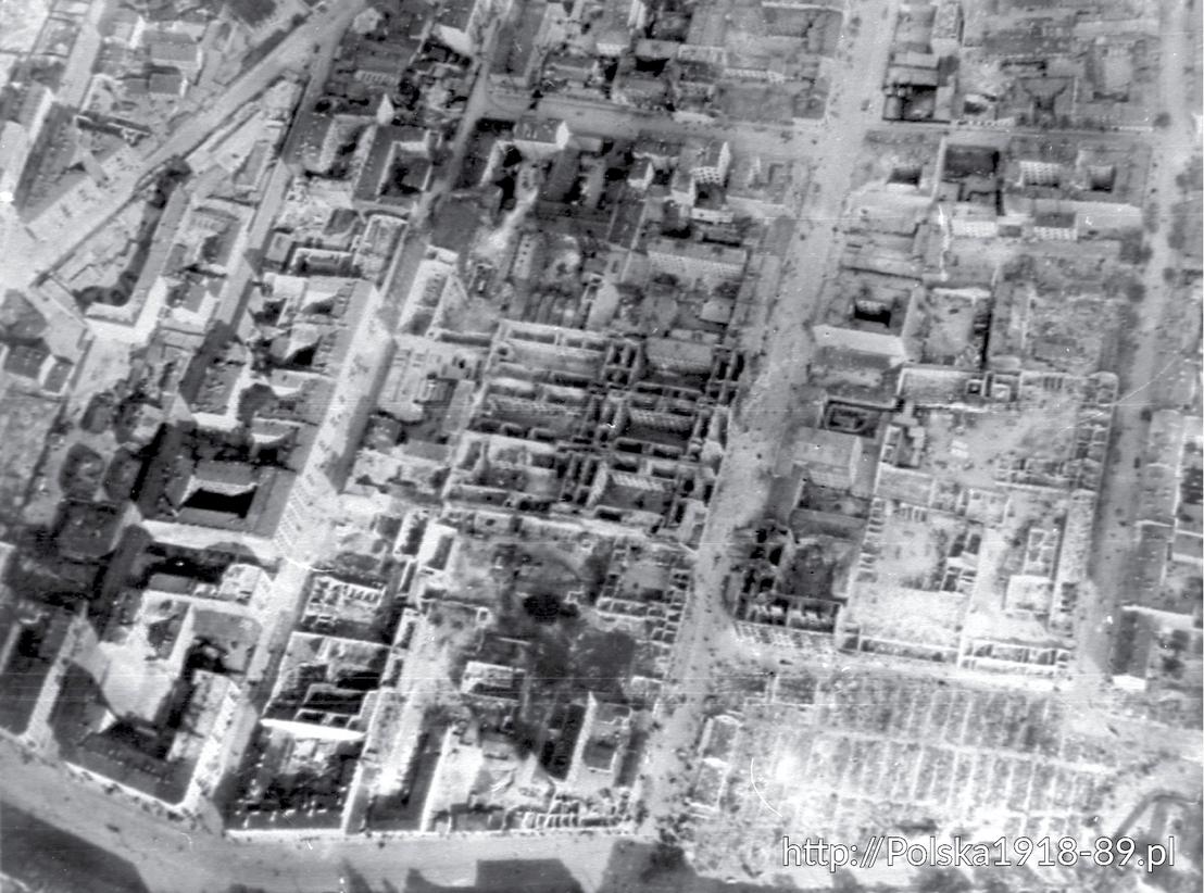 Zdjęcie lotnicze płonącej Warszawy we wrześniu 1939 roku.