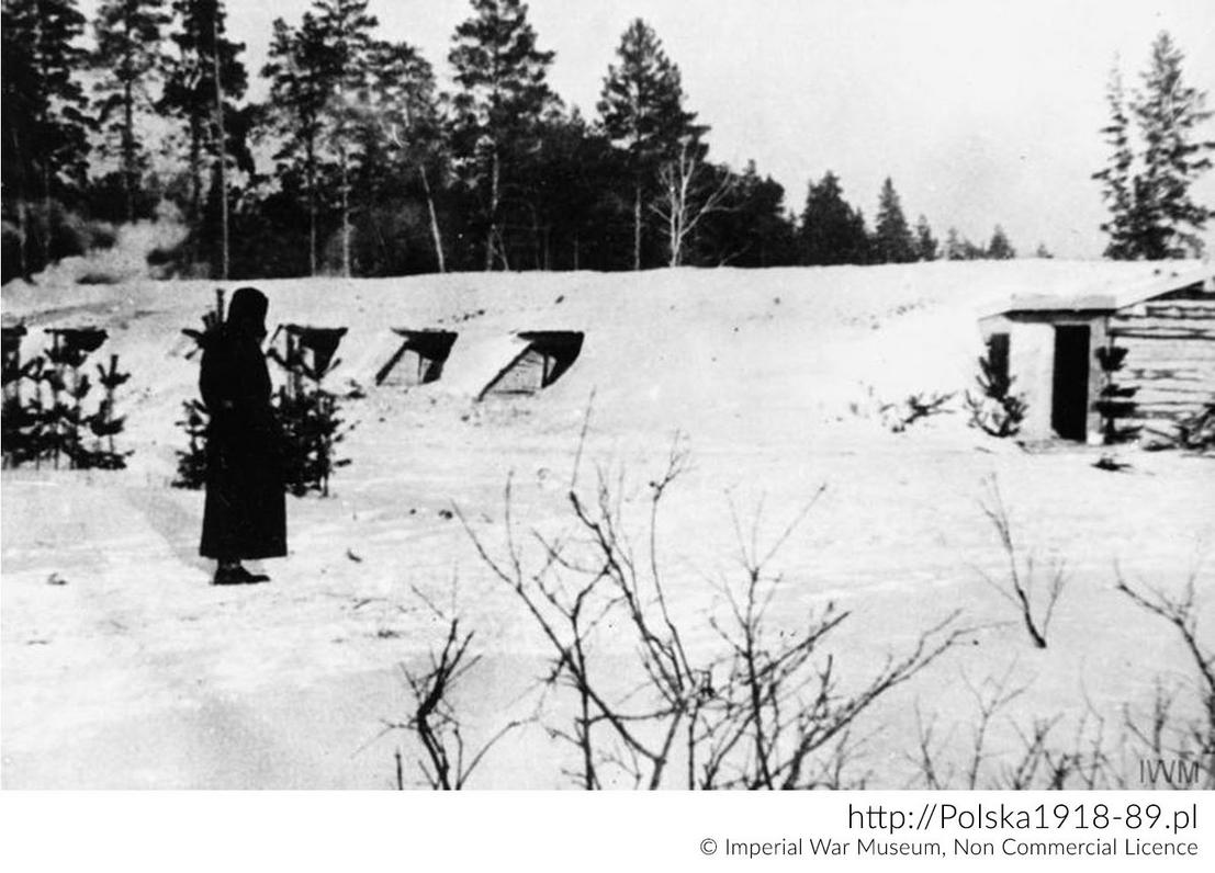 Żołnierz na warcie przed ziemiankami sztabu Armii Polskiej w ZSRS. Grudzień 1941, Buzułuk.