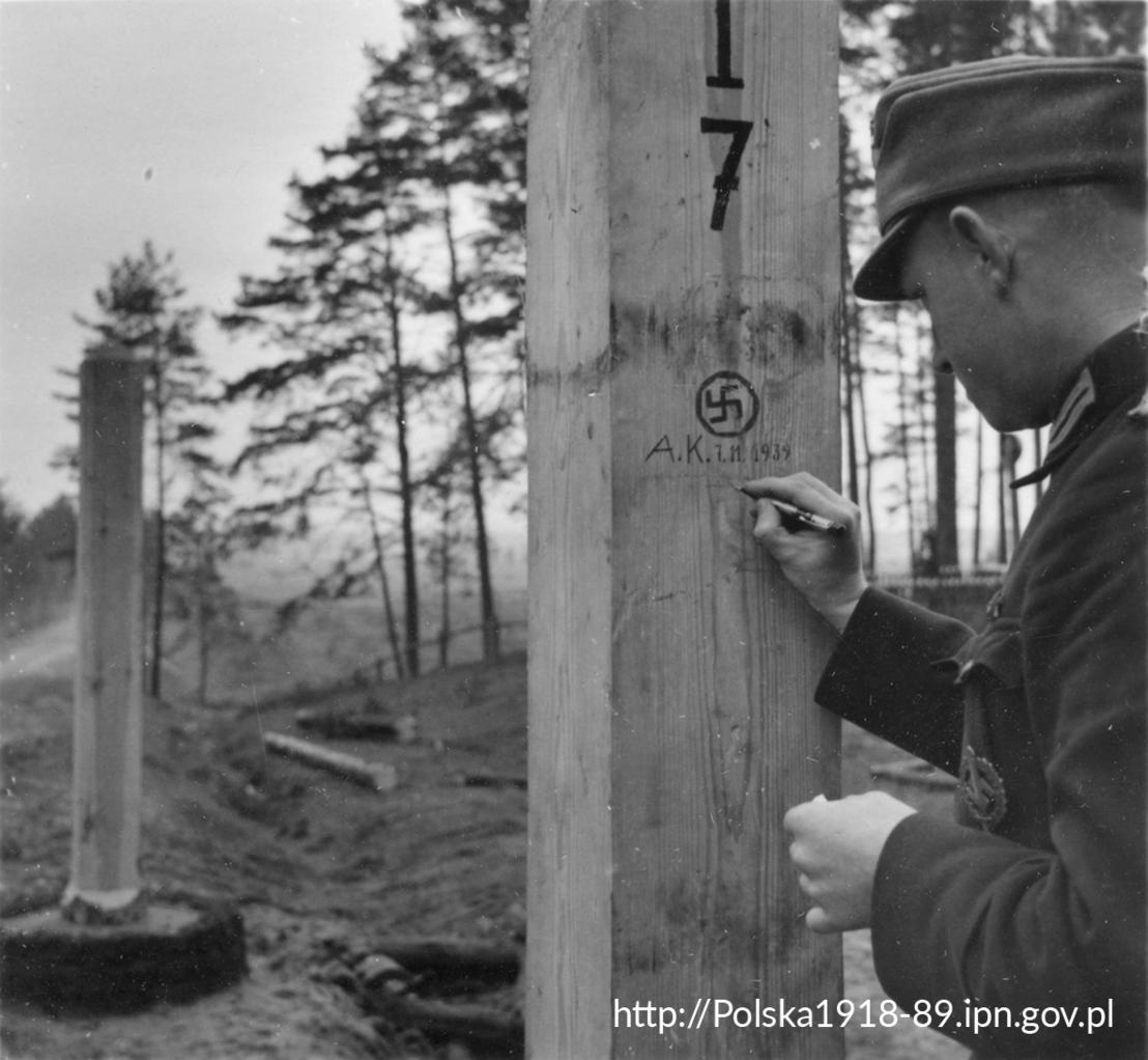 Żołnierz niemiecki piszący na niemiecko-sowieckim słupie granicznym. Na piersi ma Odznakę Sportową.